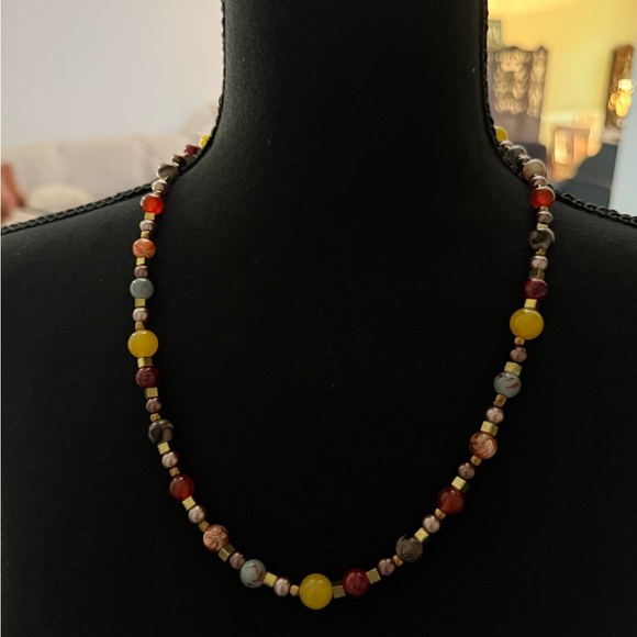Elegant Multicolor Beaded Necklace - Picture 3 of 8